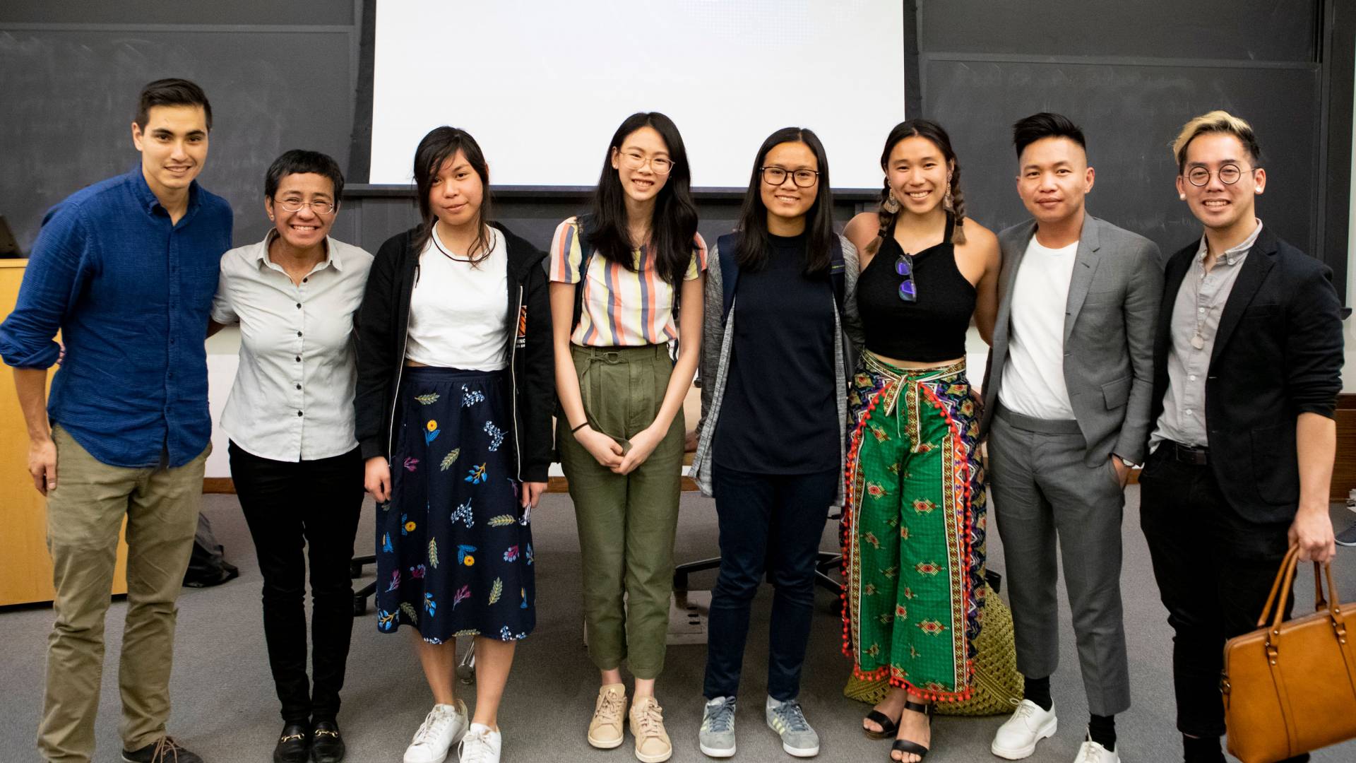 Maria Ressa poses for photo with students
