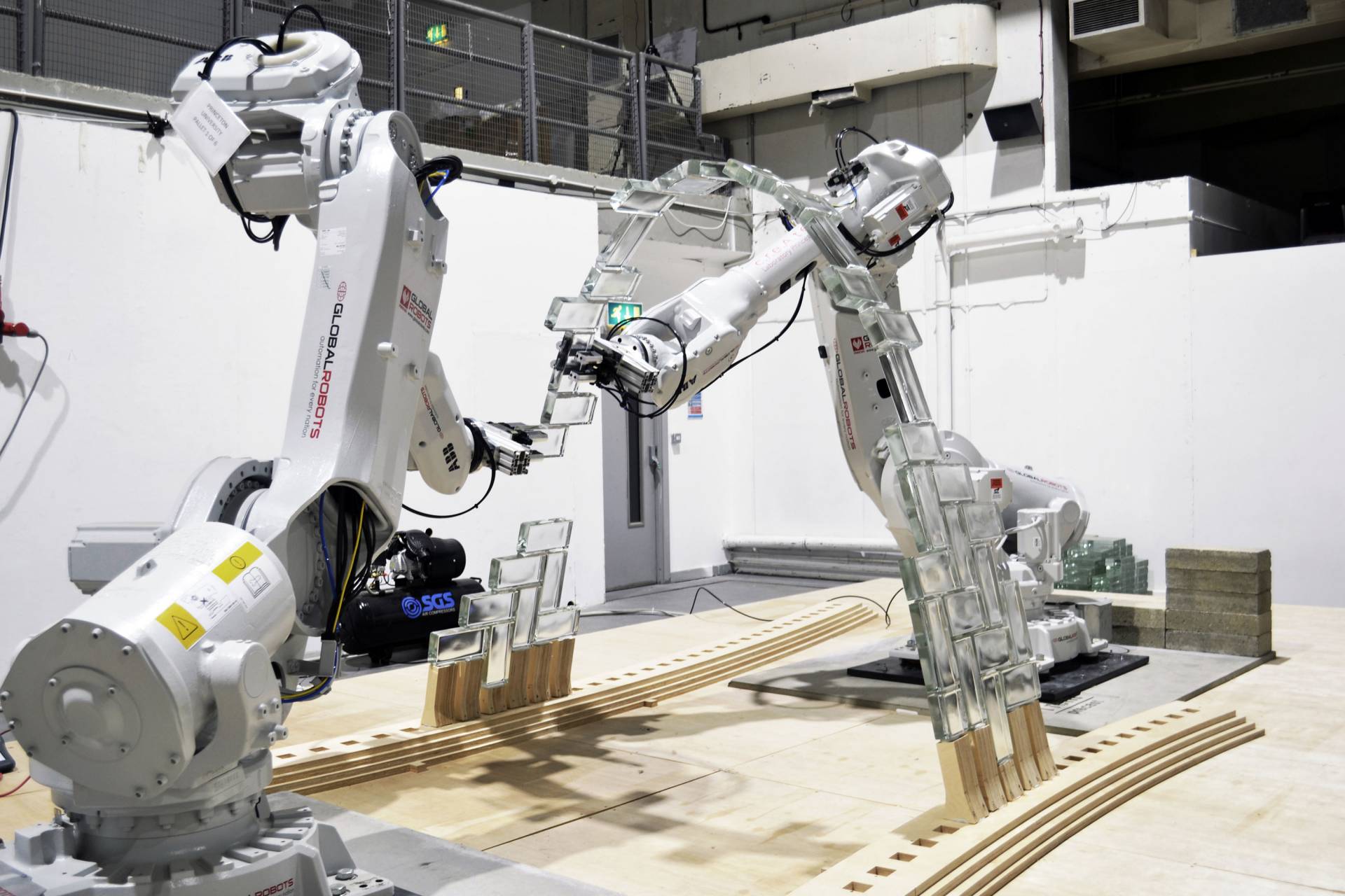 2 robot arms build a tunnel